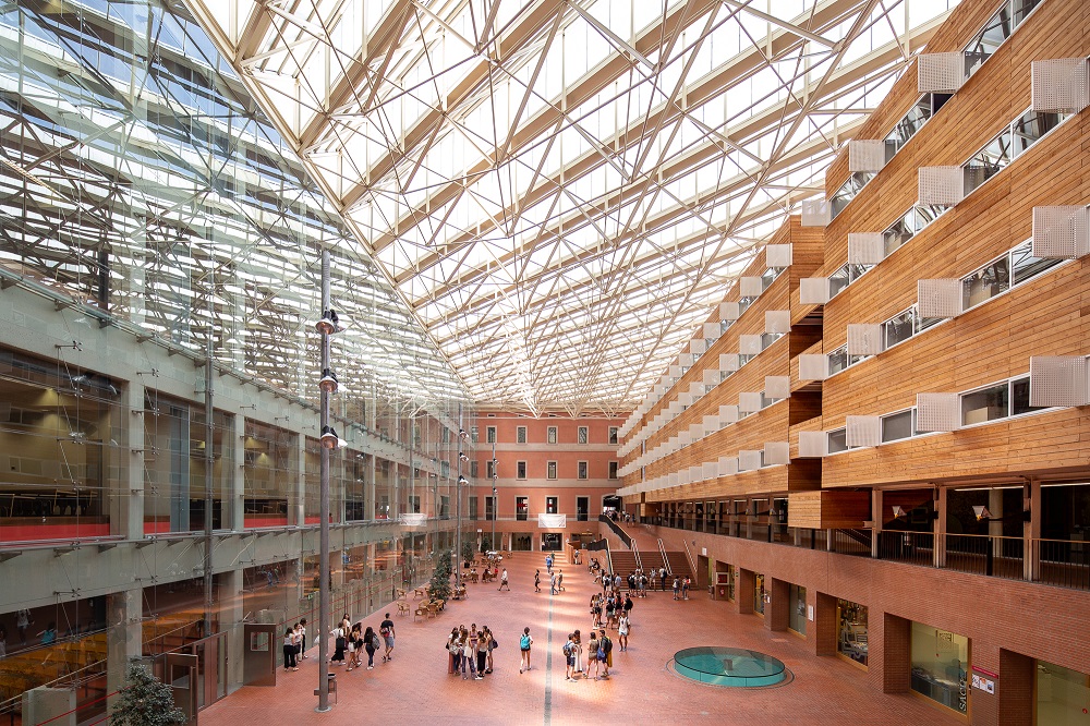 Patio del edificio Roger de Llúria, campus de la Ciutadella (UPF)